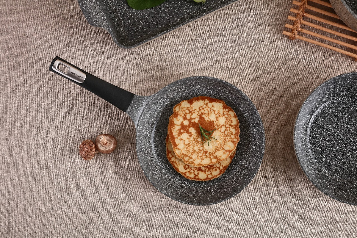 Batterie de cuisine en granit beige résistante et élégante – Neoflam Maroc

Set de casseroles en granit rose avec revêtement antiadhésif – Livraison rapide au Maroc

Ustensiles de cuisine durables en granit – Couleur rose pastel et beige
Revêtement en granit résistant aux rayures

Couleurs élégantes : beige doux & rose pastel

Poignées ergonomiques résistantes à la chaleur

Compatible tous feux (gaz, électrique, induction)


