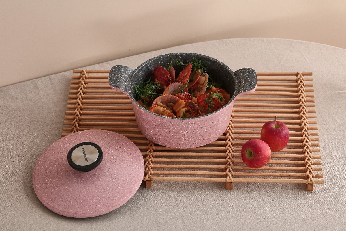 Batterie de cuisine en granit beige résistante et élégante – Neoflam Maroc

Set de casseroles en granit rose avec revêtement antiadhésif – Livraison rapide au Maroc

Ustensiles de cuisine durables en granit – Couleur rose pastel et beige
Revêtement en granit résistant aux rayures

Couleurs élégantes : beige doux & rose pastel

Poignées ergonomiques résistantes à la chaleur

Compatible tous feux (gaz, électrique, induction)


✅ Design moderne
✅ Cuisson saine avec peu d'huile
✅ Nettoyage rapide et sans effort