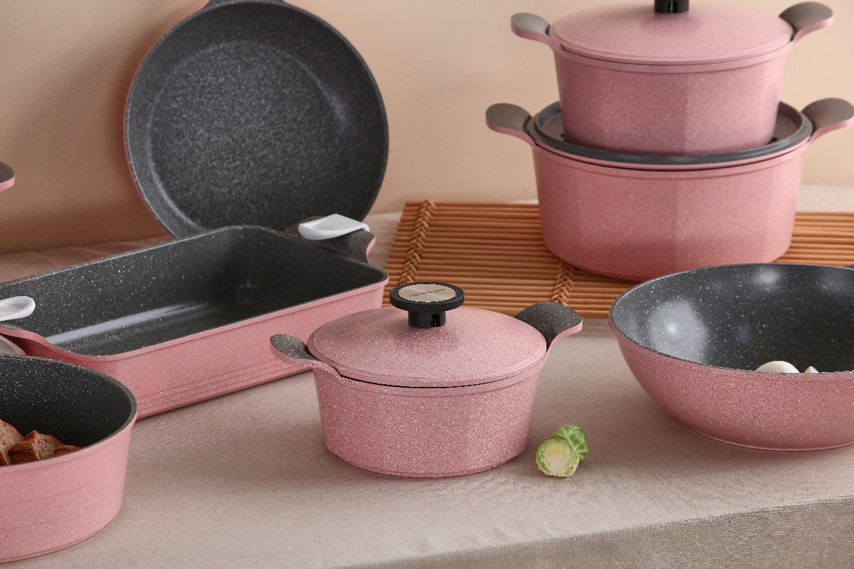 Batterie de cuisine en granit beige résistante et élégante – Neoflam Maroc

Set de casseroles en granit rose avec revêtement antiadhésif – Livraison rapide au Maroc

Ustensiles de cuisine durables en granit – Couleur rose pastel et beige
Revêtement en granit résistant aux rayures

Couleurs élégantes : beige doux & rose pastel

Poignées ergonomiques résistantes à la chaleur

Compatible tous feux (gaz, électrique, induction)


✅ Design moderne
✅ Cuisson saine avec peu d'huile
✅ Nettoyage rapide et sans effort